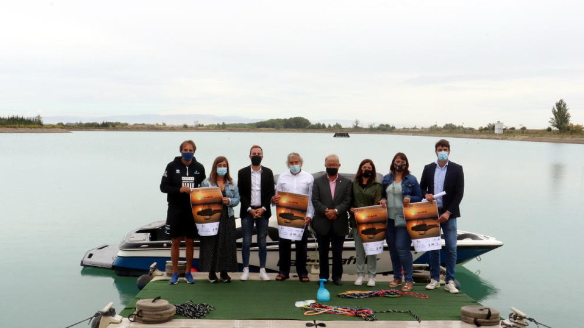 Autoritats i organitzadors ahir al moll del complex 2Llacs de Gimenells i Pla de la Font.