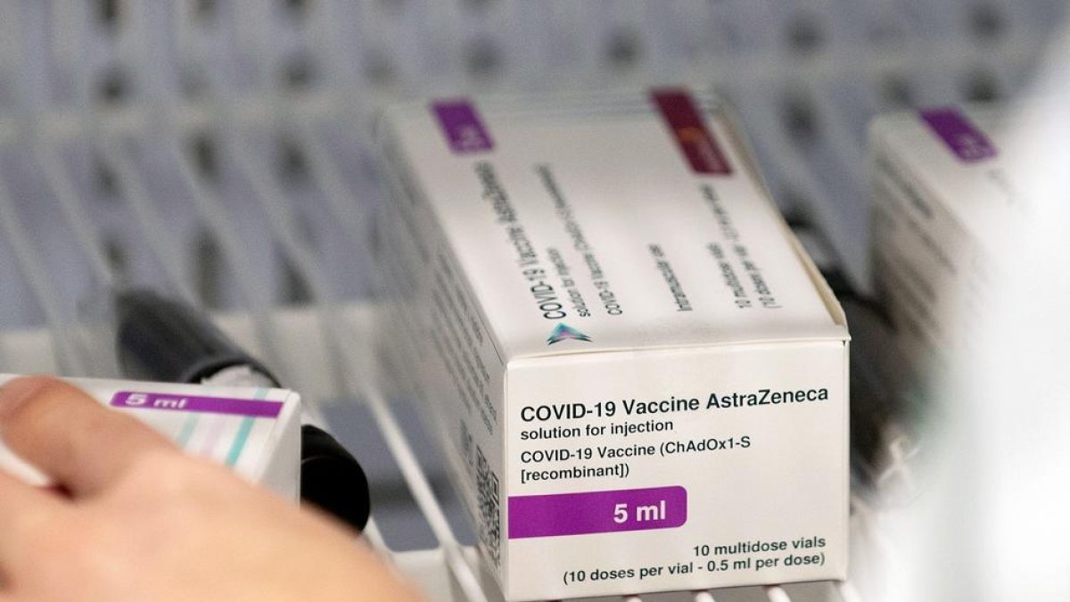 Imatge d’una caixa de vacunes contra la Covid d’AstraZeneca.