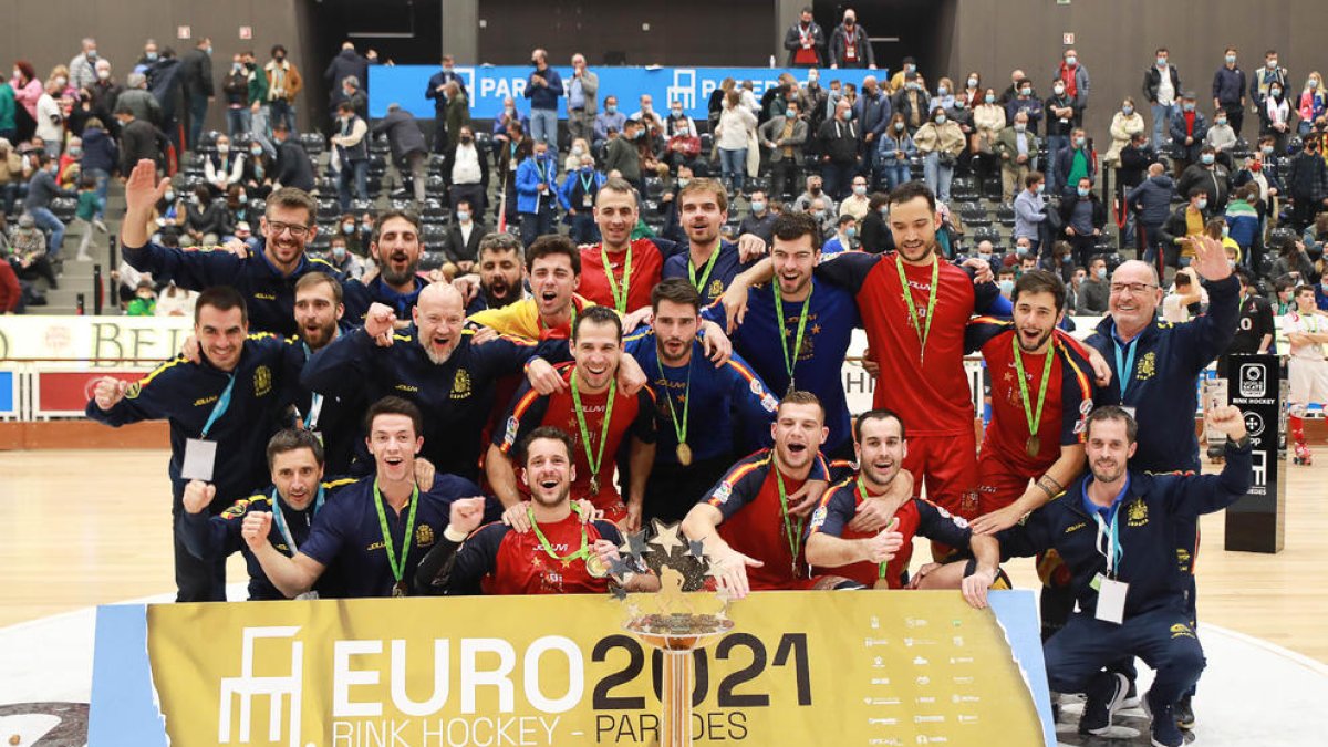 Martí Serra, del Llista –abajo el segundo por la izquierda–, celebra el título con sus compañeros.