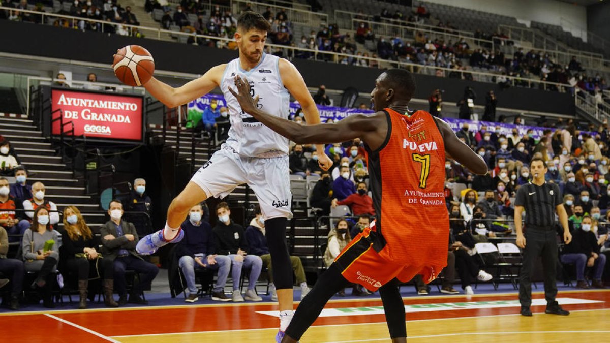 Ignacio Rosa, que va jugar un bon partit, intenta llançar la pilota contra Niang per mantenir la possessió.