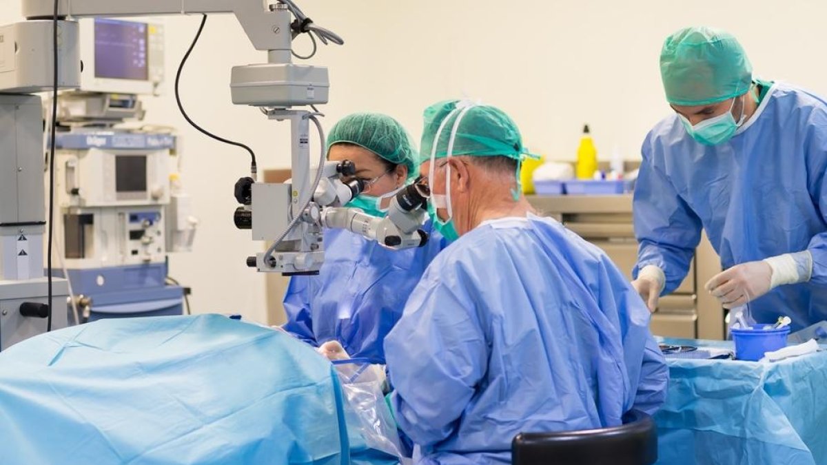 Una cirugía refractiva (para quitarse las gafas) en la clínica leridana ILO Oftalmología.