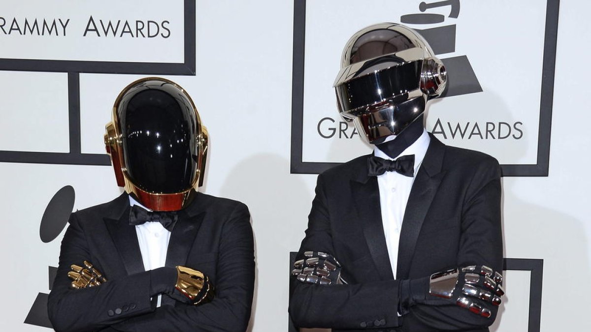 Los dos integrantes del grupo de música electrónica francés Daft Punk posan a su llegada a la 56 edición de los Premios Grammy en Los Ángeles (Estados Unidos).