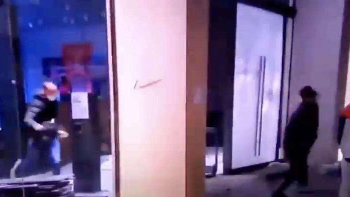 Es converteix en mem un dels assaltants a una botiga durant les manifestacions de Barcelona després de xocar contra el vidre de l'aparador