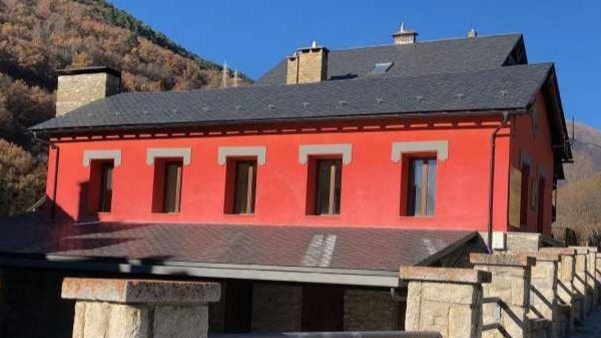 L’edifici de les antigues escoles d’Alt Àneu.