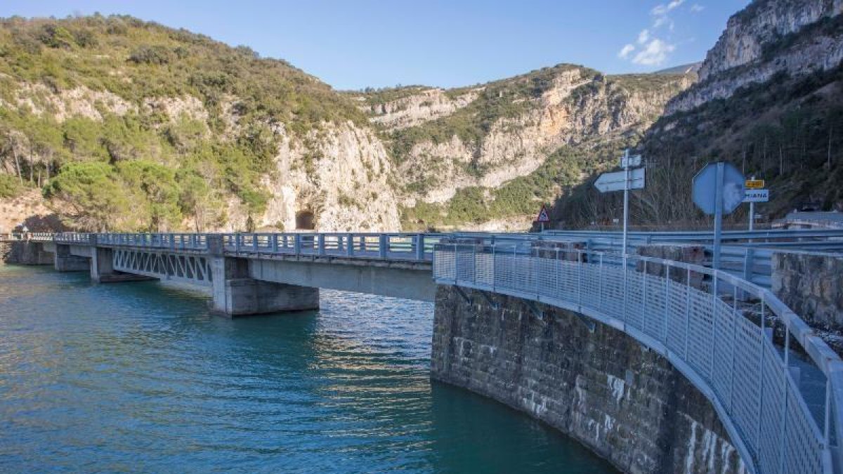 La passarel·la actual al pont i l’inici de la carretera local.