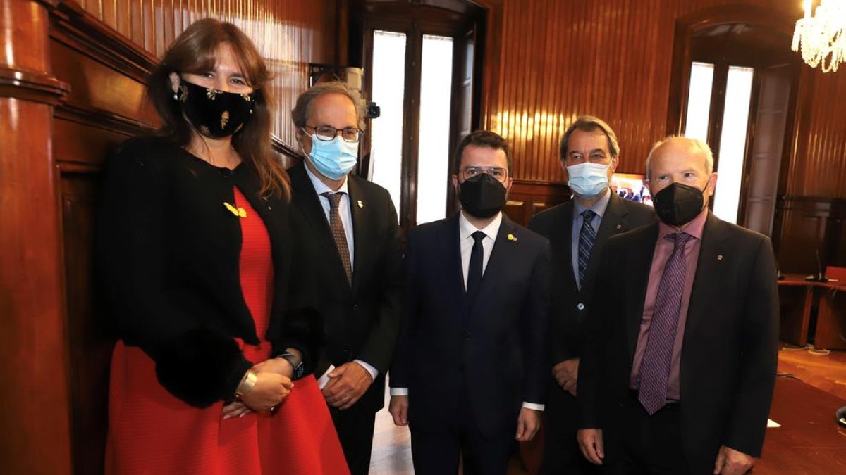 Aragonès, amb els expresidents Quim Torra, José Montilla i Artur Mas i la presidenta del Parlament Laura Borràs.