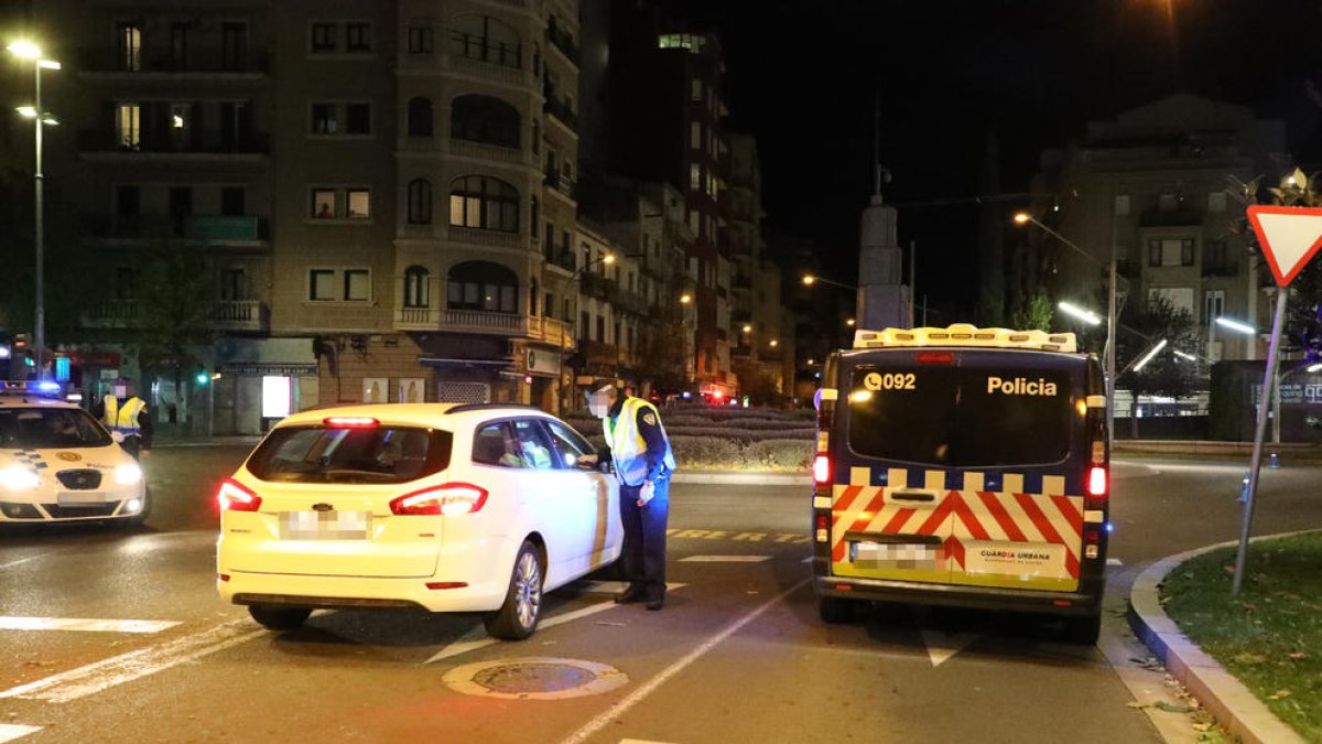 Control de trànsit a Lleida durant el toc de queda.