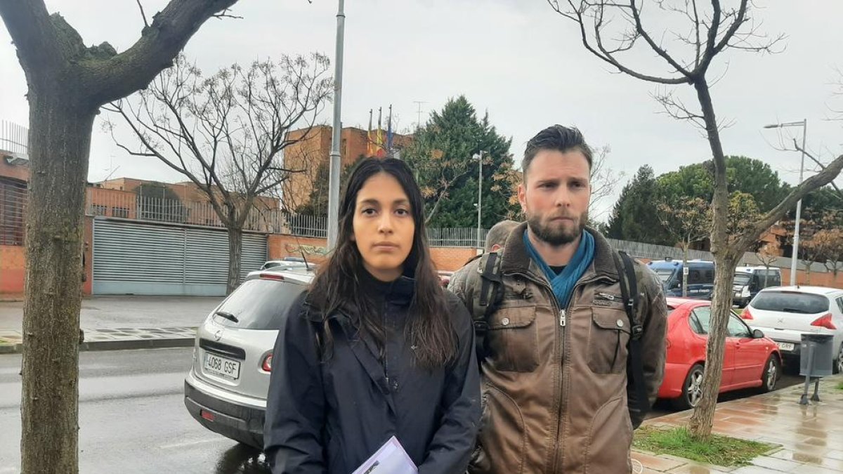 L’advocada i un portaveu de la plataforma a favor de Hasél.
