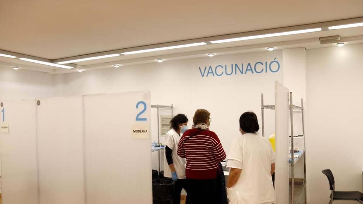Salut obre la franja de 55 a 59 anys per demanar cita per a la tercera dosi de la vacuna de la covid-19