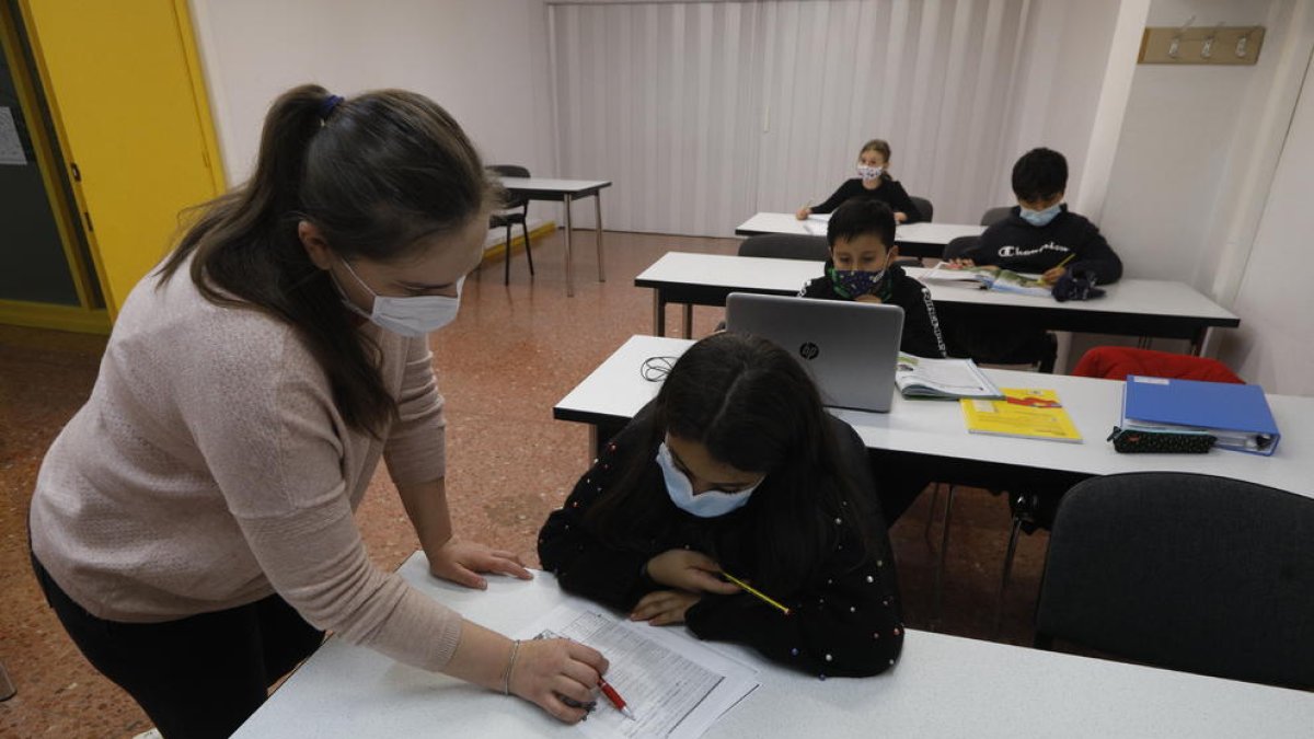 Una clase presencial ayer en la academia Versailles de Lleida.