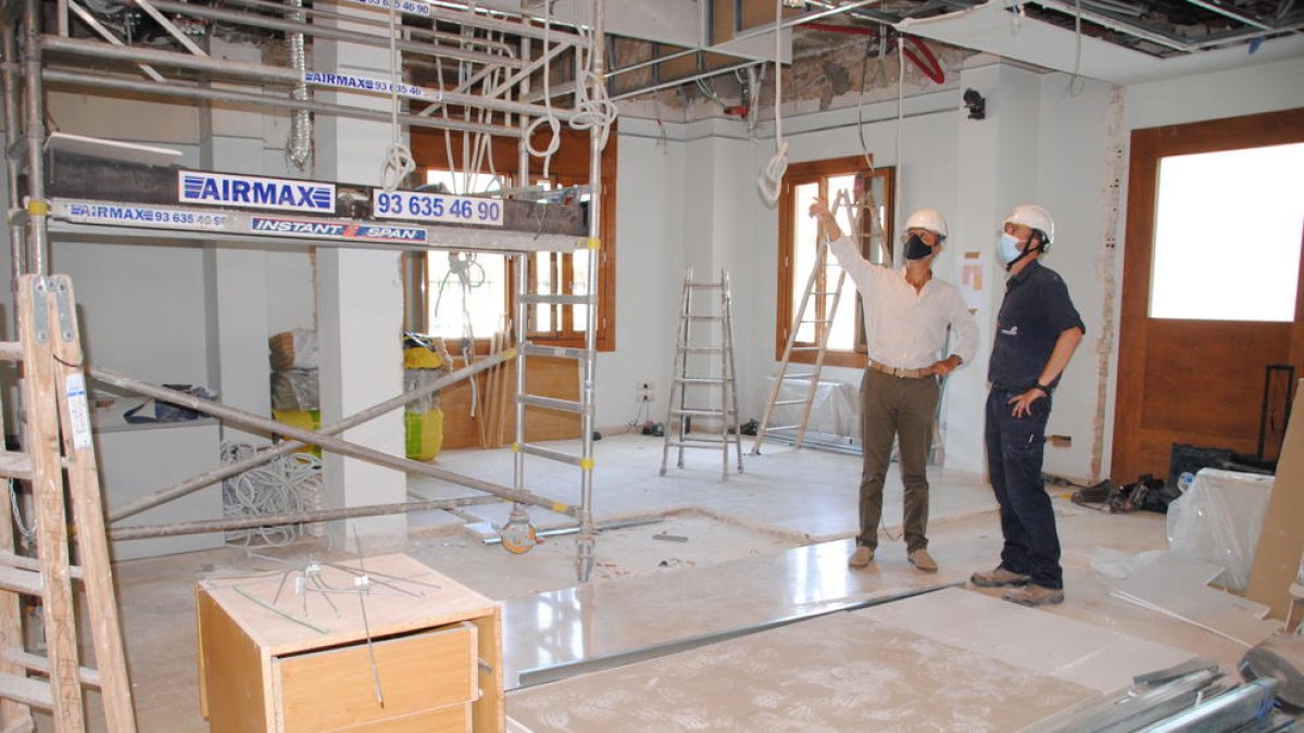 El gerente del consell, Carles Esquerda, visitó ayer los trabajos en la planta baja.