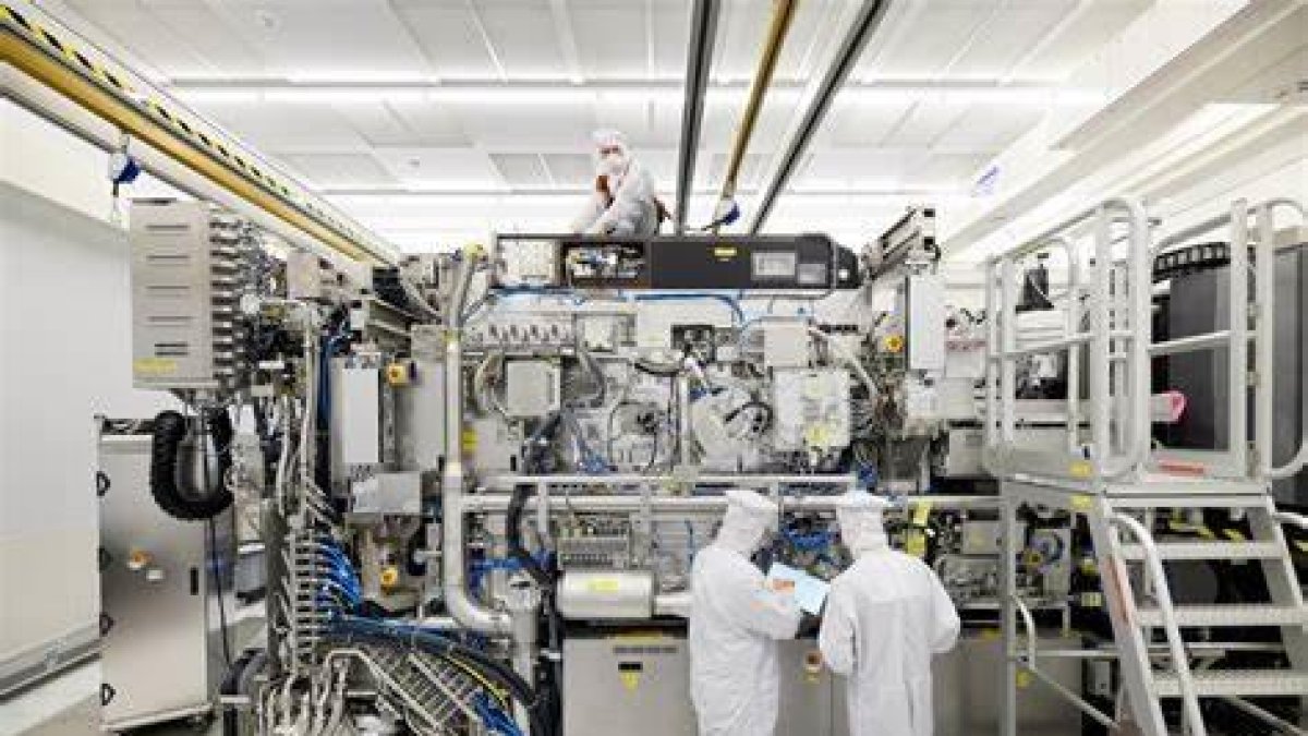 La paradoxa mundial de la fabricació de microxips