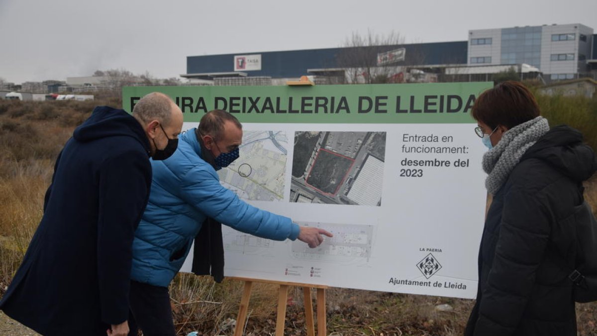 La visita de l'alcalde de Lleida, Miquel Pueyo, i el regidor Jaume Rutllant als terrenys on es construirà la nova deixalleria municipal.