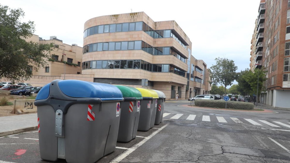 Contenedores en la calle Alcalde Pujol de Lleida, de categoría Especial entre los números 2 y 10.