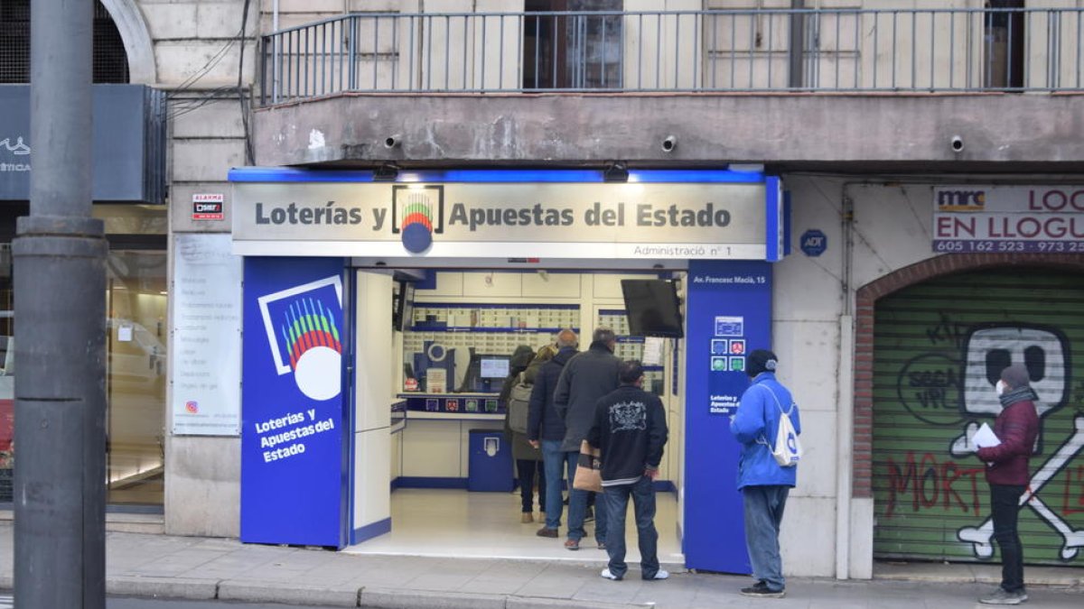 Clients fent cua ahir al matí a l’administració de l’avinguda Francesc Macià de Lleida.