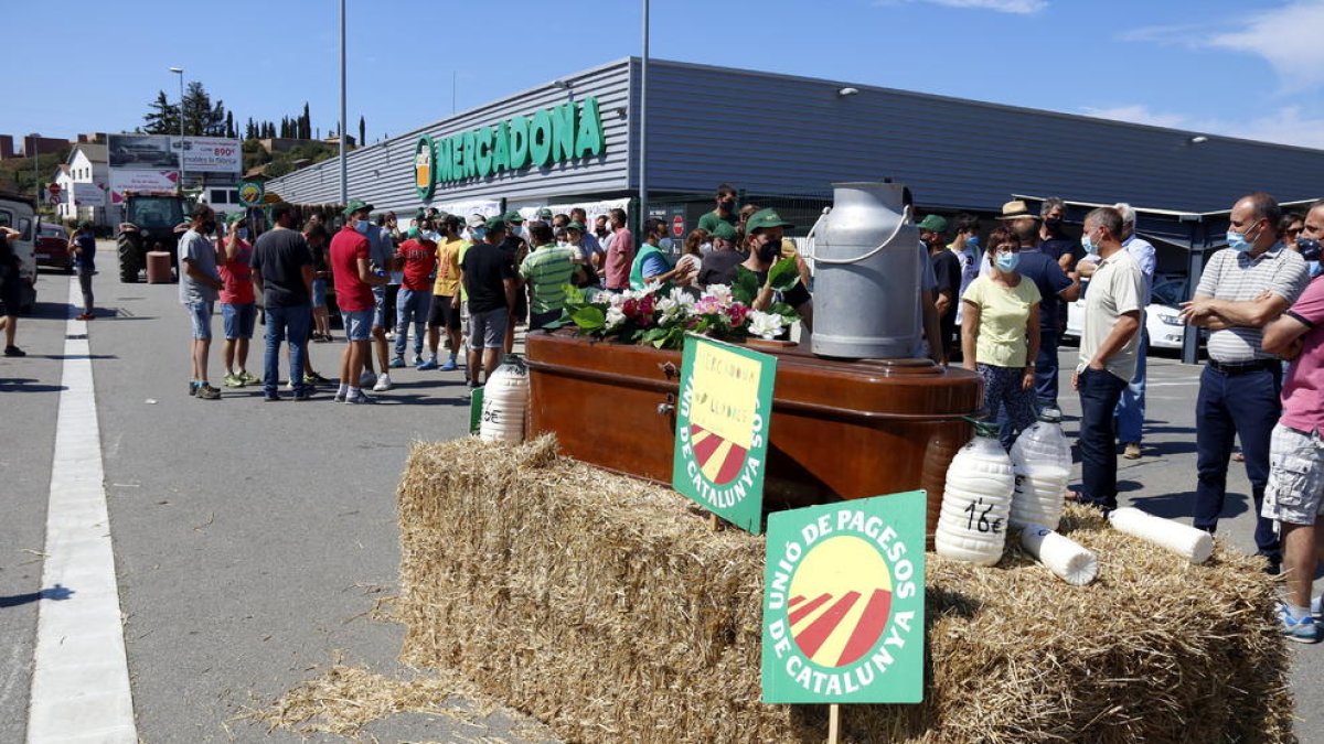 Una movilización de los agricultores ante el Mercadona de Vic.