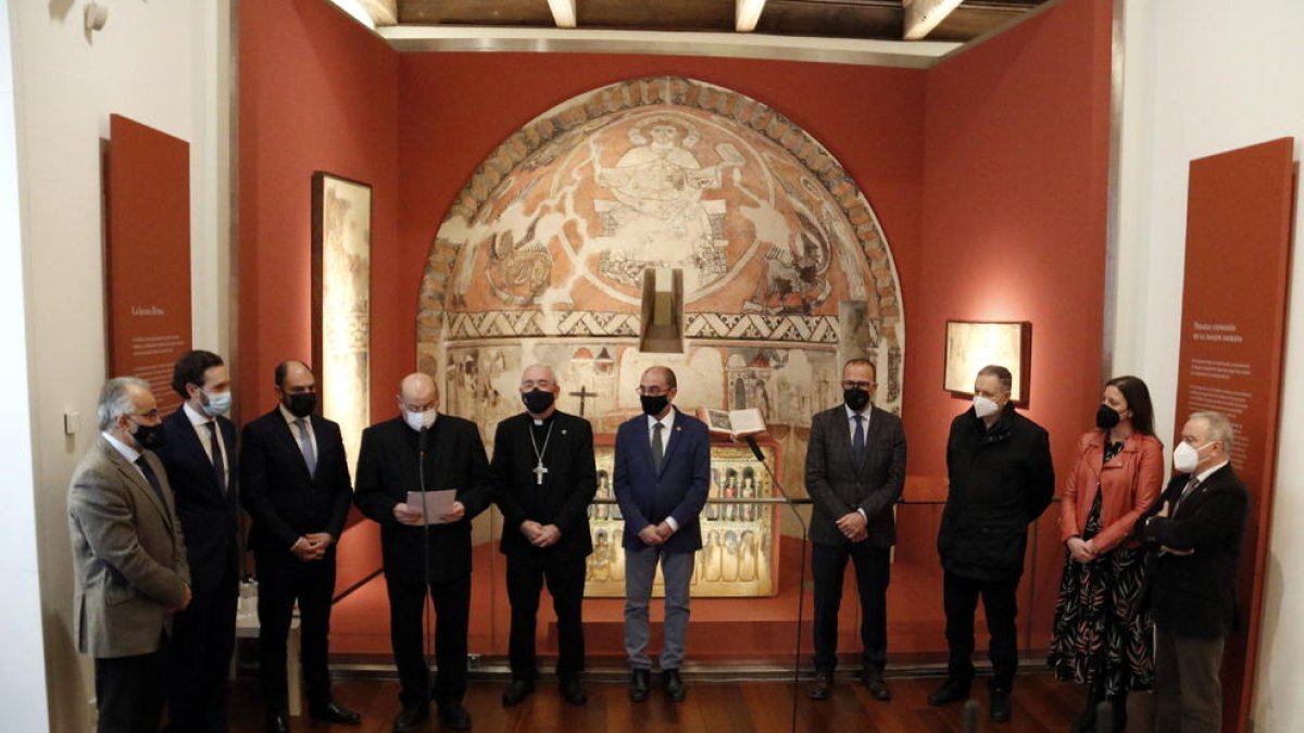 Acto inaugural con el presidente Lambán, el obispo de Barbastro-Monzón y otras autoridades, justo delante del frontal de Buira.
