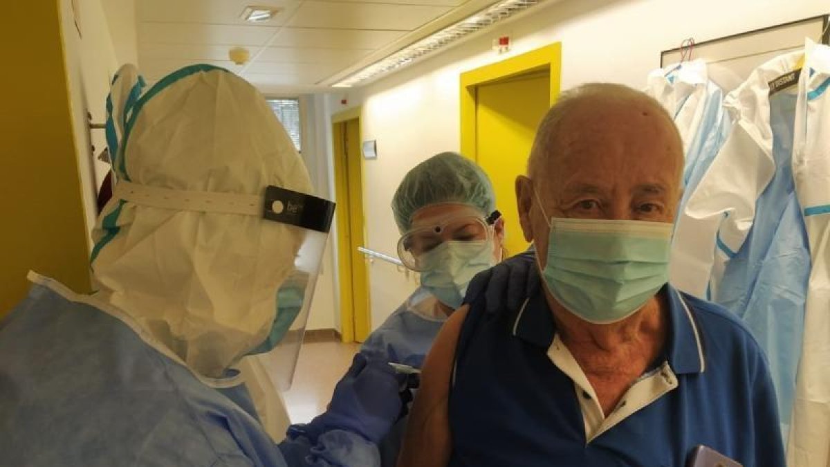 Un usuario de la Residència Sant Antòni recibe la segunda dosis.