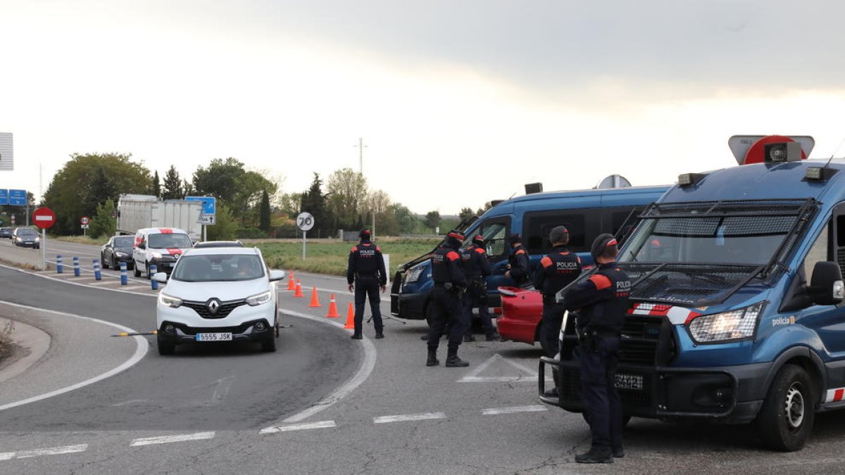 Imatge d’un control de mobilitat dels Mossos d’Esquadra l’abril passat a Alcoletge.