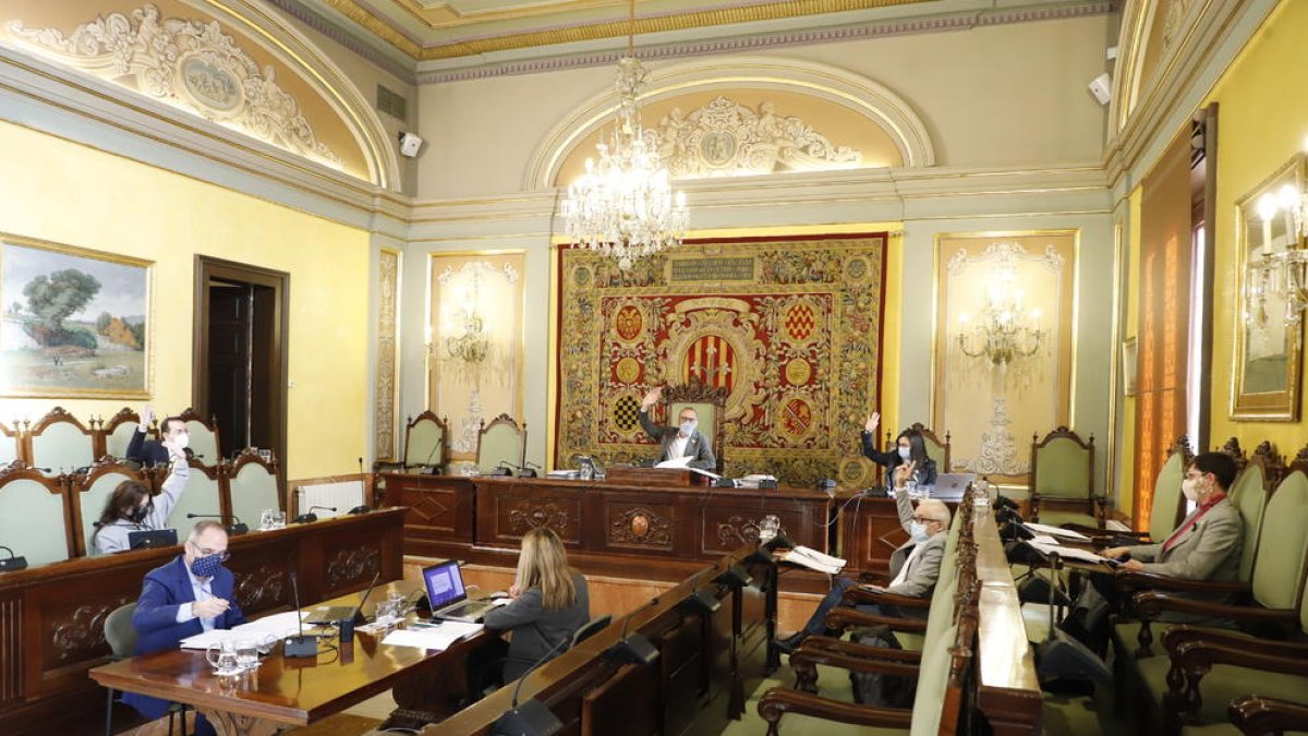 El pleno fue híbrido, con el alcalde y la mayoría de portavoces en la sala y el resto de ediles, por internet.