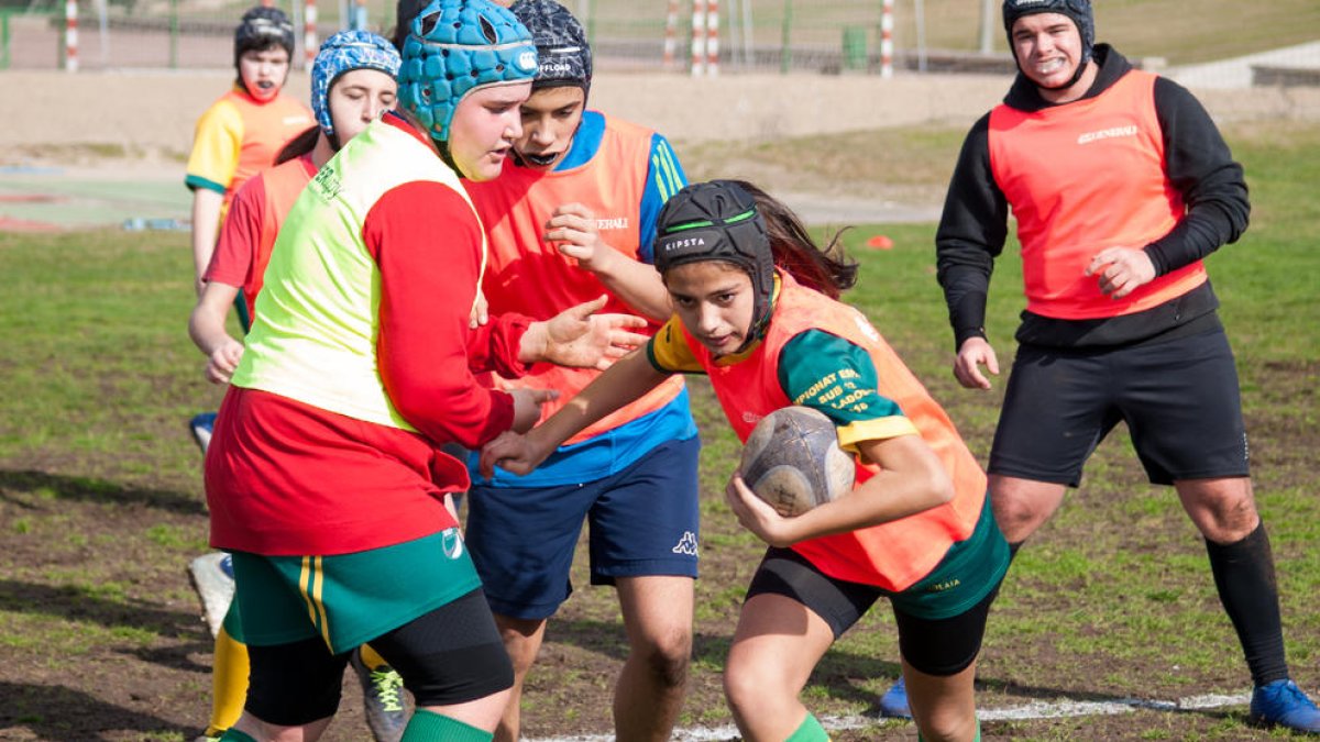 Un partido de entrenamiento de equipos de la base del Inef Lleida.