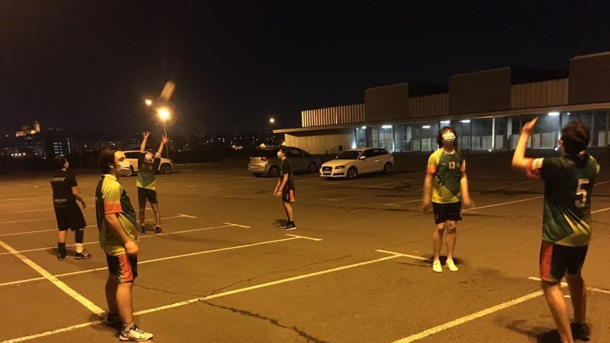 Uno de los equipos del Balàfia Vòlei, en el parking del Juanjo Garra.