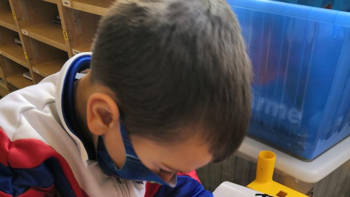 Un alumne del col·legi El Carme de Lleida pintant un mural.
