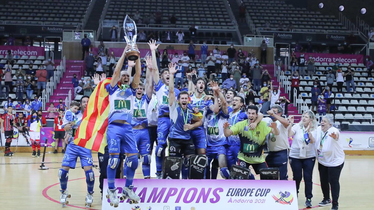 Jepi Selva se abraza a Andreu Tomàs después de que el capitán firmara el 5-2 con una gran jugada personal.