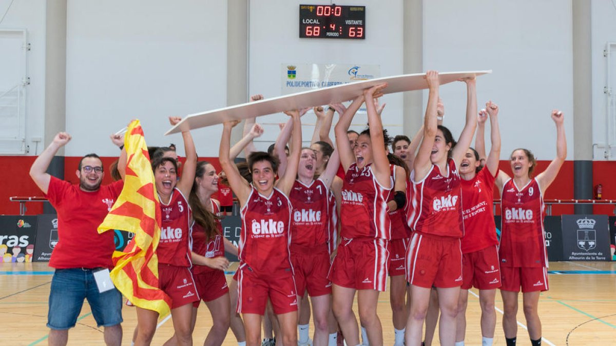 Les jugadores del CB Lleida celebren la victòria contra el filial del València Basket, que els va donar l’ascens a la Lliga Femenina després de ser campiones de Catalunya.