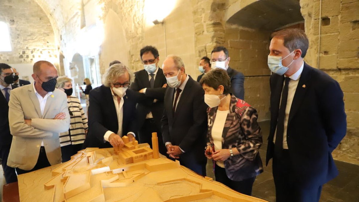 El ministro visitó la Seu Vella durante su visita a Lleida.