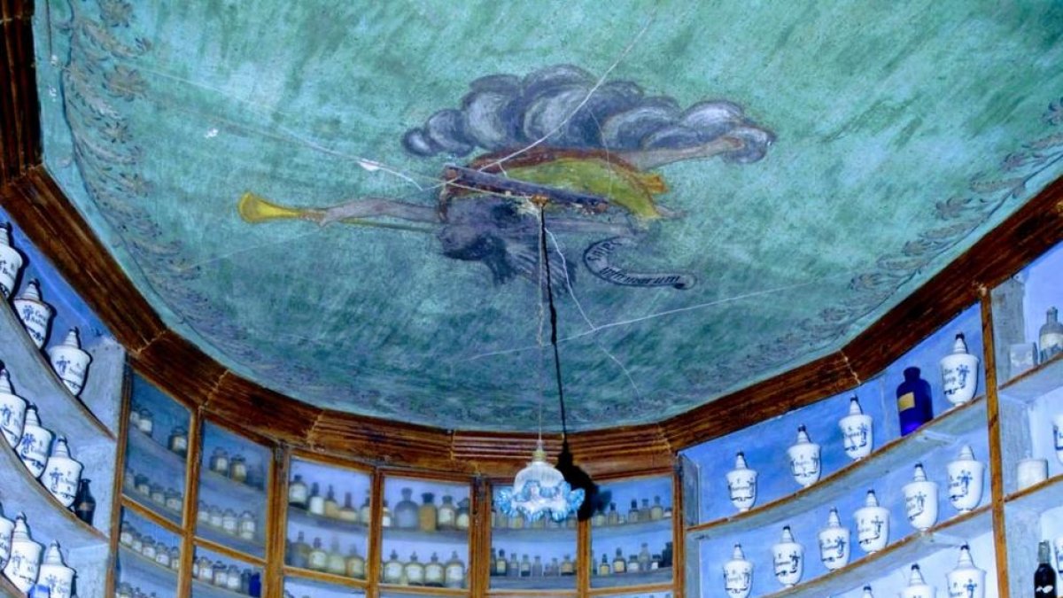 Estat actual de la farmàcia modernista de Llardecans.