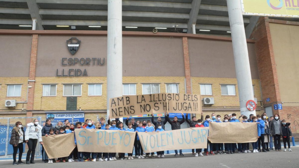 Manifestació de protesta dels jugadors del Lleida i de la base