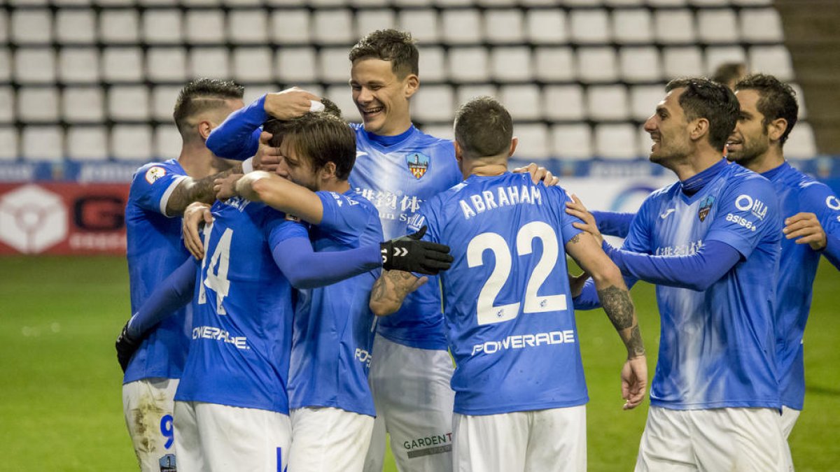 Jugadors del Lleida celebren un dels tres gols que van marcar contra l’Hospitalet.
