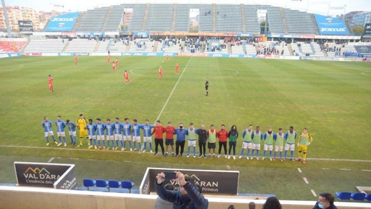 Els aficionats del Lleida ocupen la llotja a la mitja part del partit