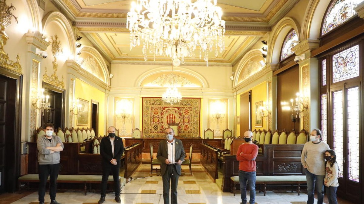 El alcalde de Lleida y el concejal de Cultura, ayer en la Paeria junto a los tres fundadores de La Baldufa.