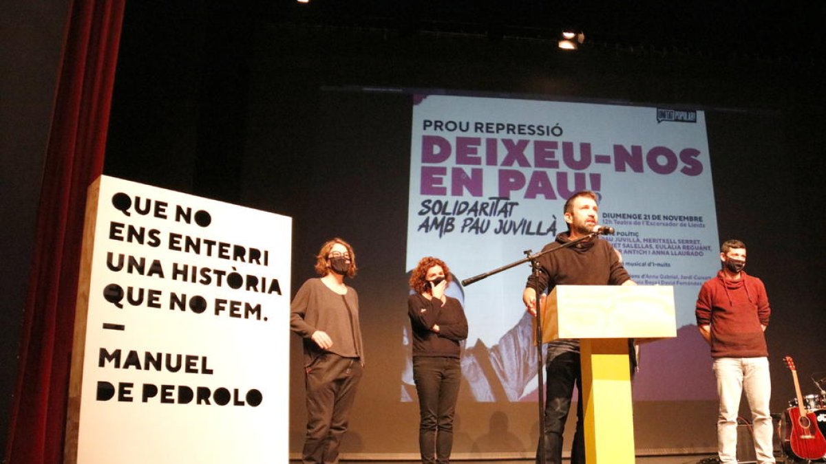 Més de 150 persones, entre elles diversos representants polítics, van assistir a l’acte en suport a Juvillà.