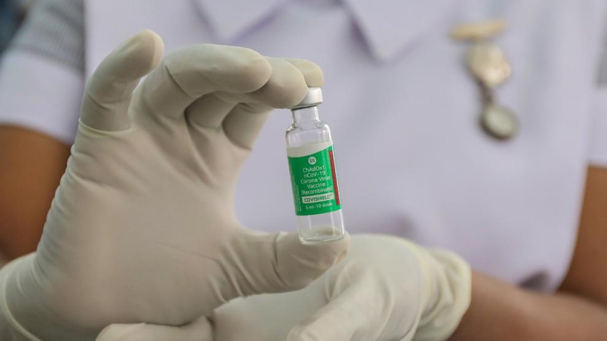 Detalle de un vial de la vacuna de AstraZeneca y Oxford.