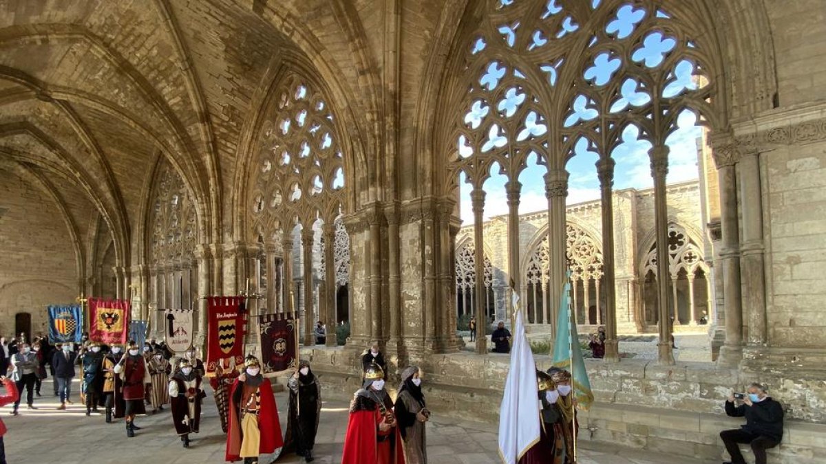 Desfilada pel claustre de la Seu Vella ahir al migdia.