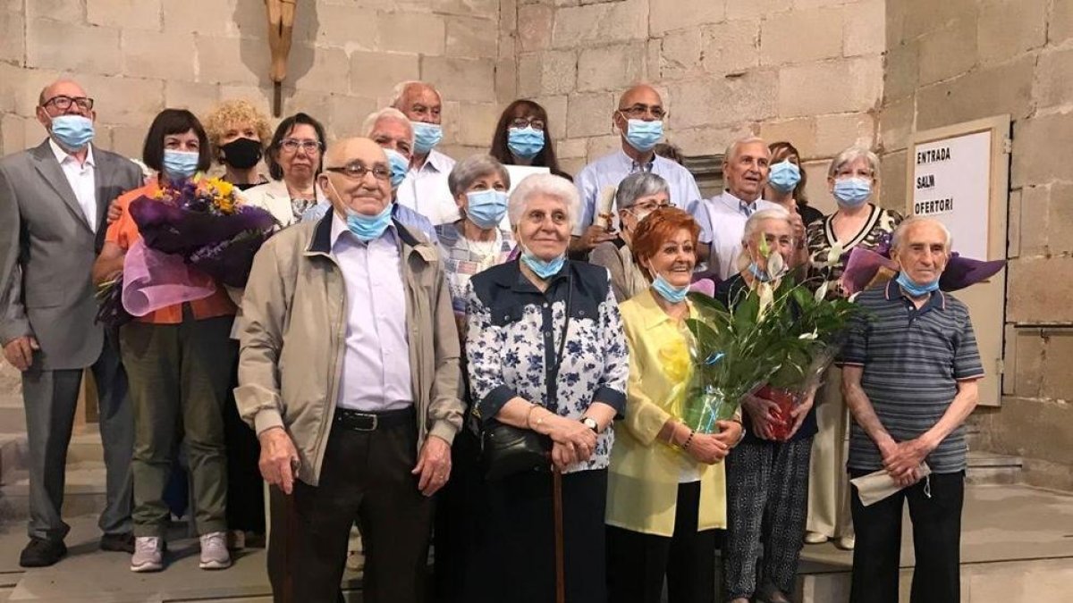 Es va felicitar els veïns que han complert 90 anys i les parelles que celebren els 50 anys de casats.