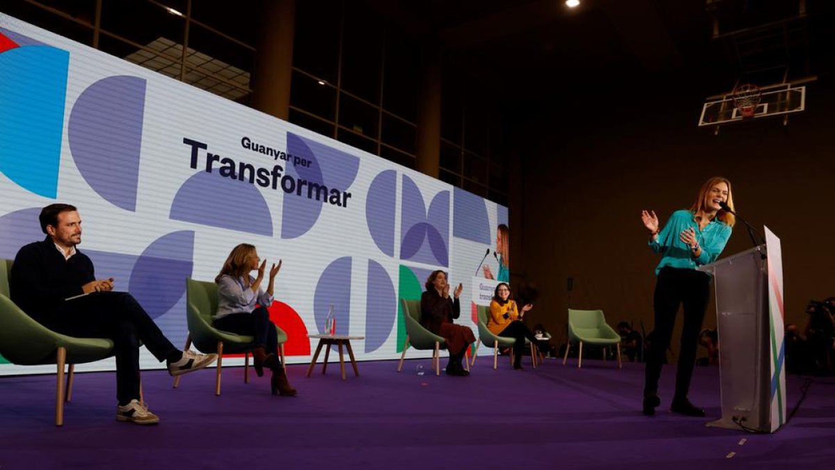 Albiach toma la palabra en presencia de la vicepresidenta del Gobierno, Yolanda Díaz, de Colau y el ministro Alberto Garzón.