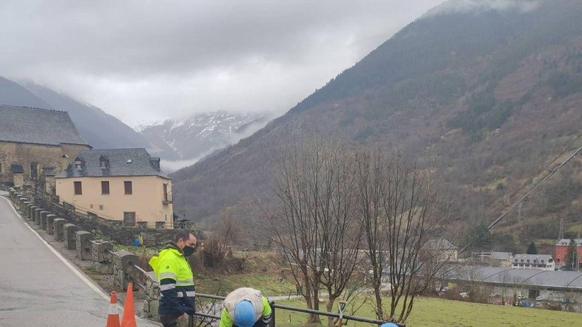 Els treballs per a la reparació de l’avaria a Gausac.