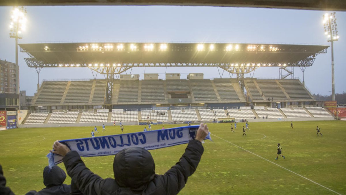 Un aficionat del Lleida enarbora la bufanda dissabte passat en el partit contra el Brea.