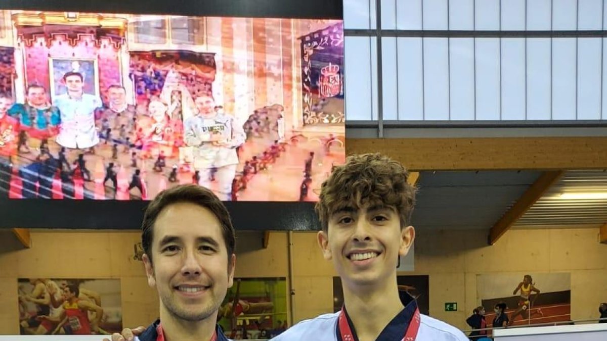 Joel Lee i Josep Ariza, amb les medalles.