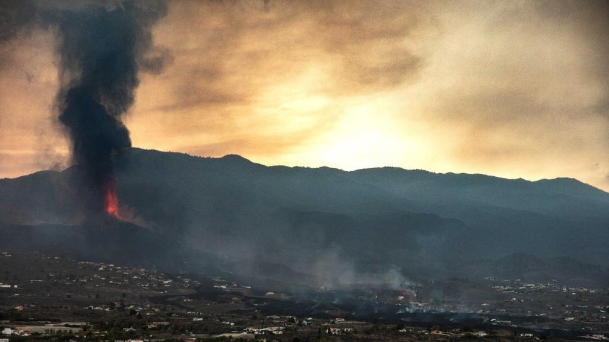 El volcà ha explotat en les últimes hores i ha alliberat una pluja de cendra que va cobrint tota l’illa.