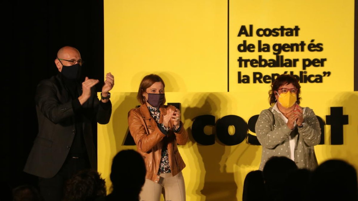 Carme Forcadell, Dolors Bassa y Raül Romeva, en el acto de cierre de ERC.