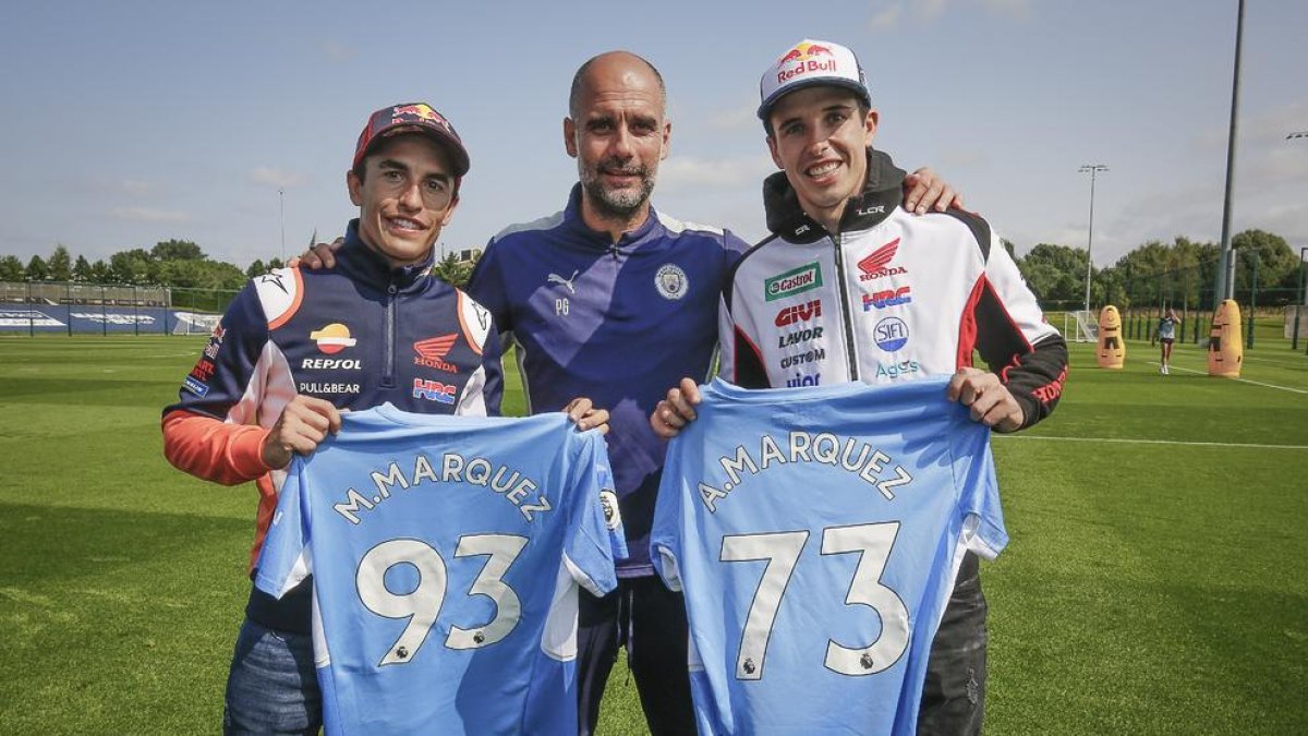 Pep Guardiola regaló a los hermanos Márquez una camiseta con el dorsal que lucen en el Mundial.