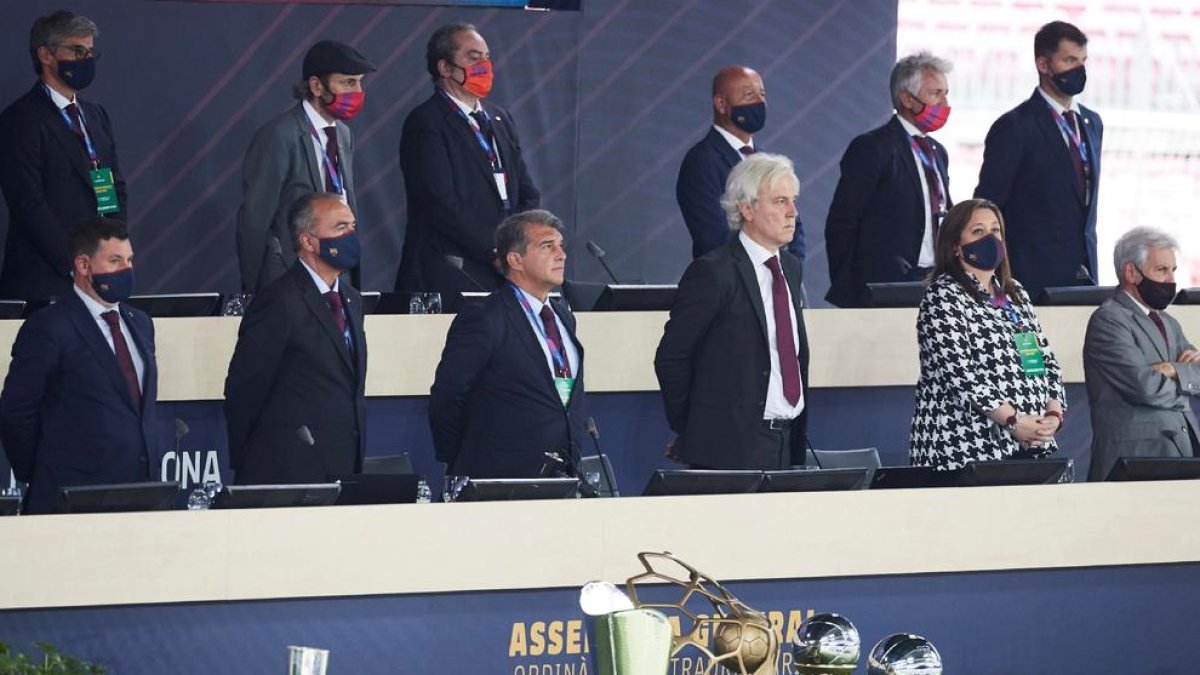 Joan Laporta y directivos de su junta ayer durante la asamblea de compromisarios del club.