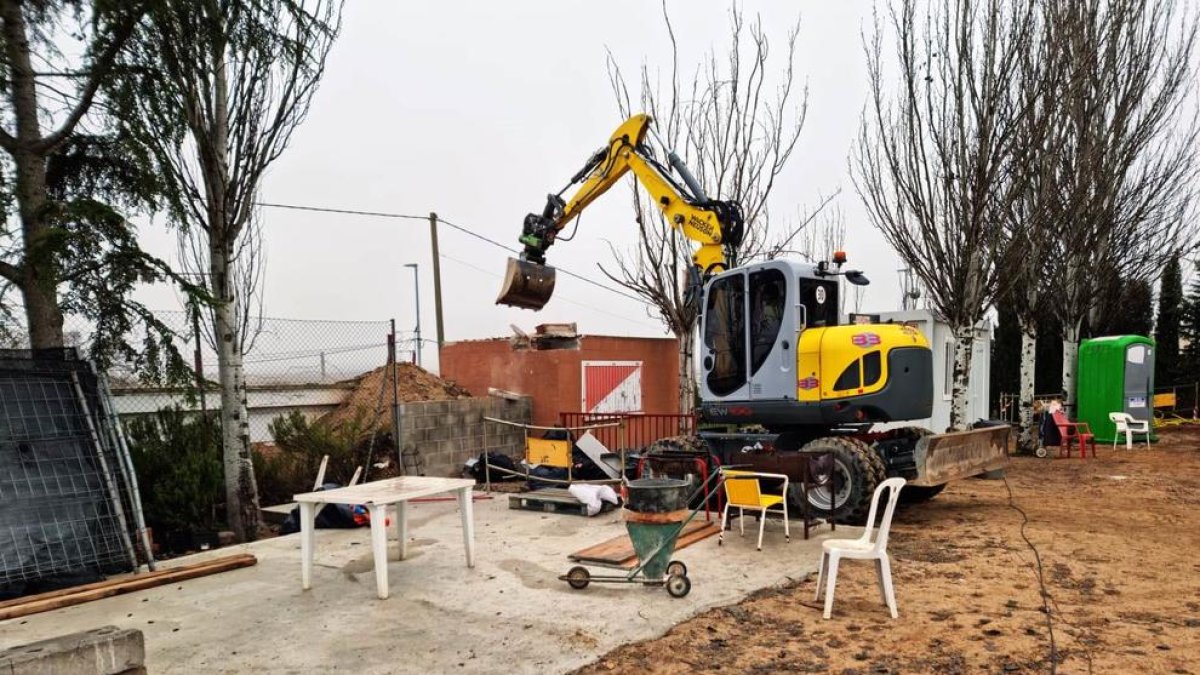 Les obres per enderrocar els antics vestidors.