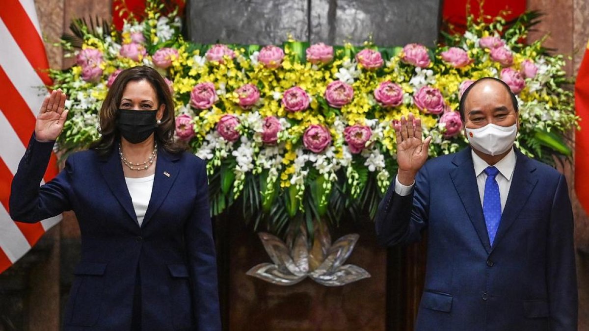 Kamala Harris i el president del Vietnam, Nguyen Xuan Phuc.