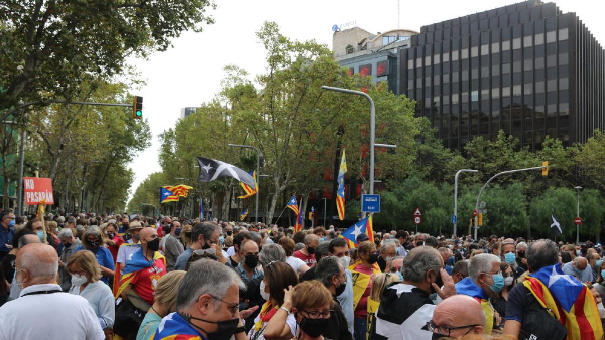 La manifestación convocada por la ANC para rechazar la detención de Carles Puigdemont en Italia y que corta la Diagonal desde primera hora de la mañana.